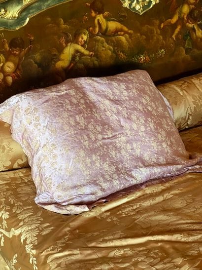 Coussin rectangulaire en soie rose à décor...
