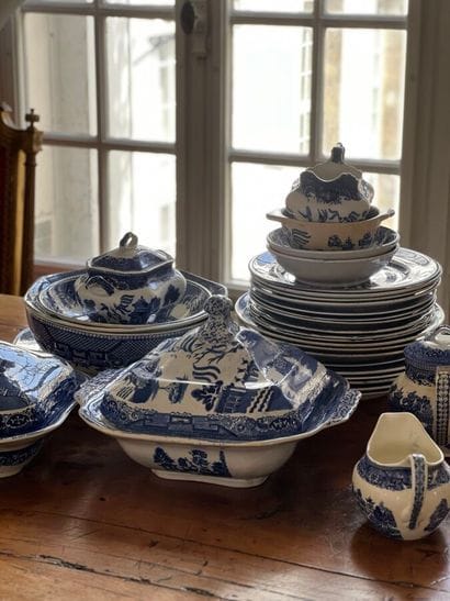 Partie de service dépareillée en faience...