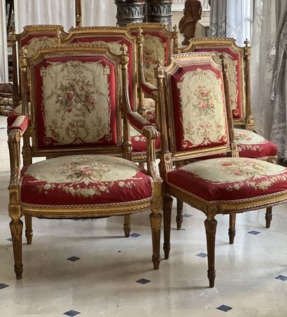 Salon comprenant quatre chaises et deux fauteuils...