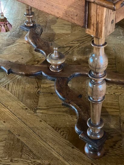 Table de style Louis XIII en bois naturel....