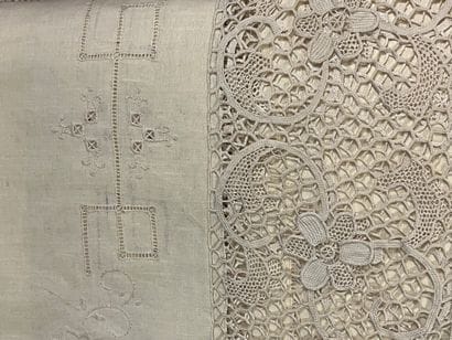 Lot comprenant une nappe et 24 serviettes
Nappe...