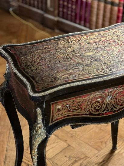 Table ouvrant par un tiroir en ceinture en...