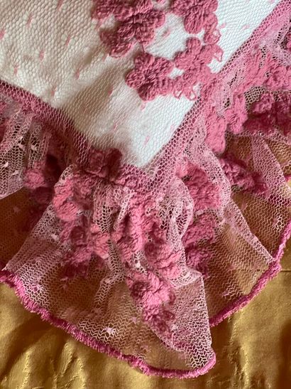 Coussin rectangulaire en crochet rose ceint...