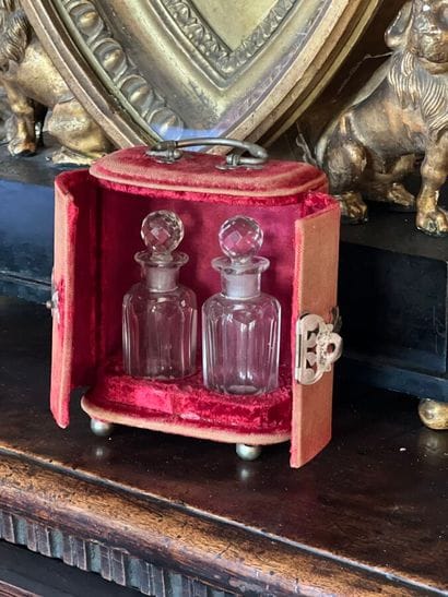 Deux flacons à parfum en cristal taillé à...