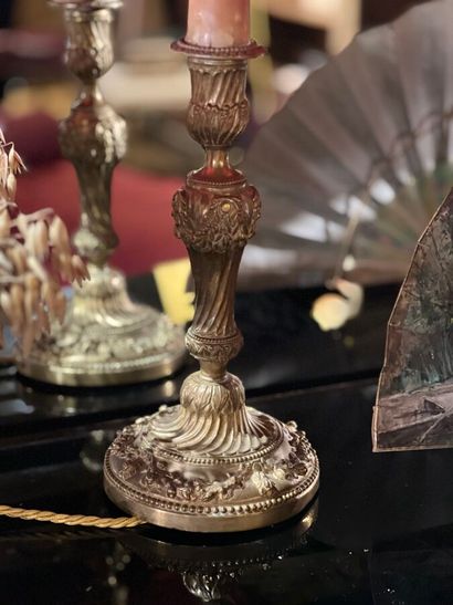 Flambeau monté en lampe, en bronze doré à...