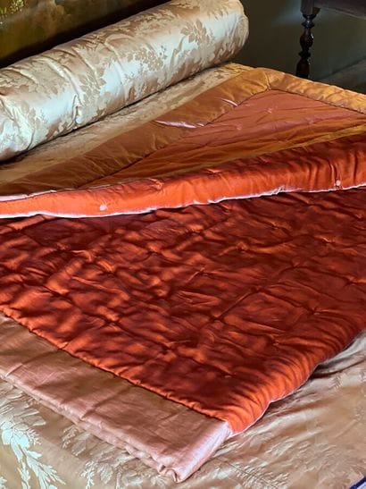 Dessus de lit en velours de soie orange à...