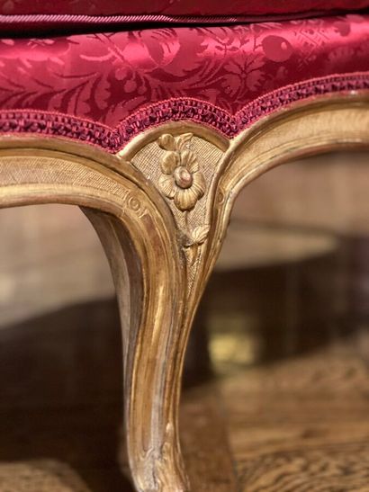 Duchesse en bois sculpté et doré à décor...