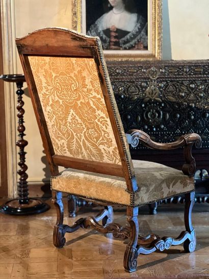Fauteuil à bras en bois naturel sculpté dit...