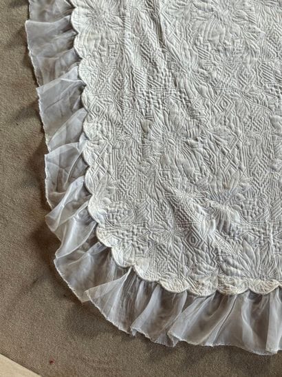 Dessus de lit blanc à motif de fleur et formes...