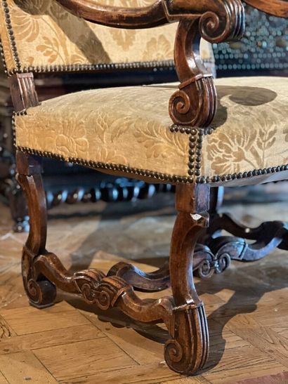 Fauteuil à bras en bois naturel sculpté dit...