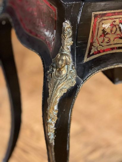 Table ouvrant par un tiroir en ceinture en...