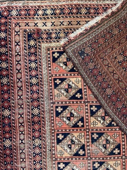 Oriental rug with red background, the border...