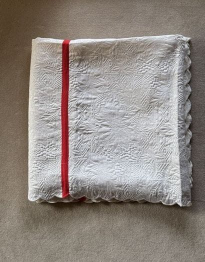 Dessus de lit blanc à motif de fleur et formes...