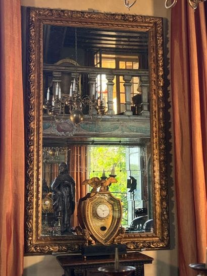 Grand miroir en bois sculpté et doré à décor...