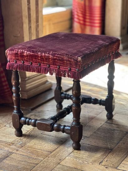 Tabouret en bois naturel tourné, les pieds...