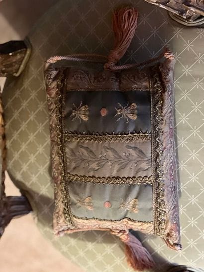 Coussin à pompons, garni d'une tapisserie...