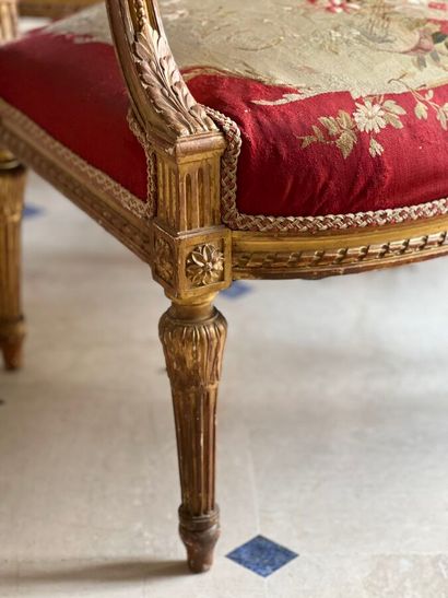 Salon comprenant quatre chaises et deux fauteuils...