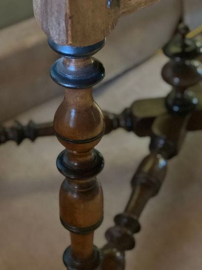Petite table en noyer à un tiroir, pieds...