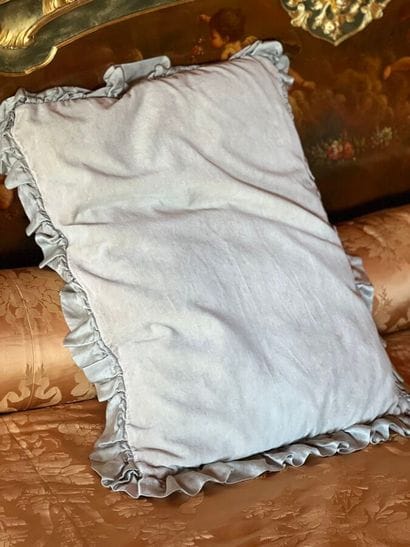 Coussin rectangulaire en velours crème ceint...