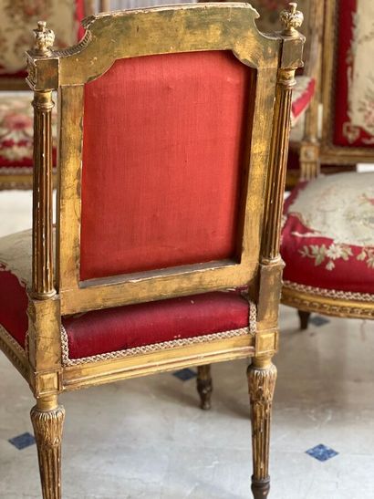 Salon comprenant quatre chaises et deux fauteuils...