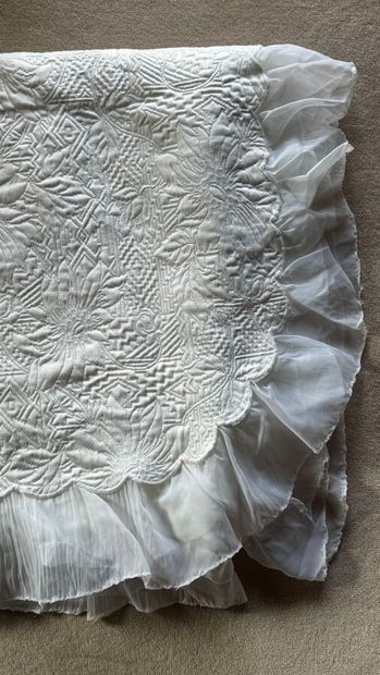 Dessus de lit blanc à motif de fleur et formes...