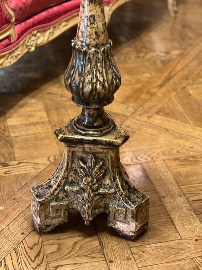Pique cierge en bois sculpté, piétement tripode...