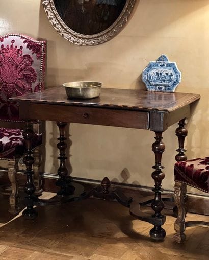 Table en bois ouvrant par un tiroir en ceinture....