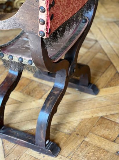 Curved seat in natural wood. Back and seat...