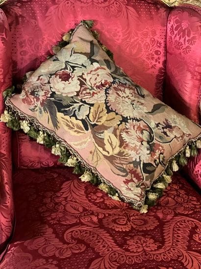Coussin garni d'une tapisserie ancienne à...