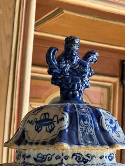 Blue and white Delft earthenware set, including...