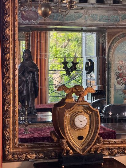 Grand miroir en bois sculpté et doré à décor...