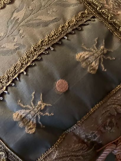 Coussin à pompons, garni d'une tapisserie...