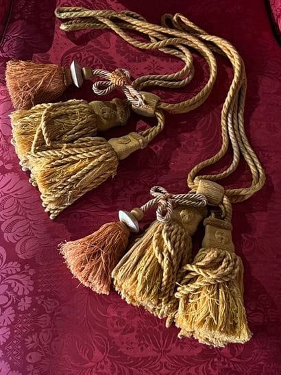Paire d'embrasses en laine jaune 

Provenance...