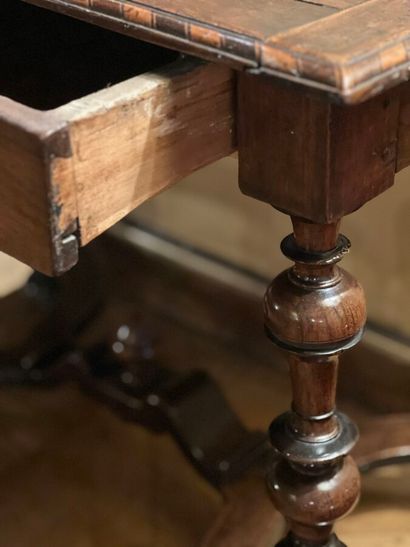 Table en bois ouvrant par un tiroir en ceinture....