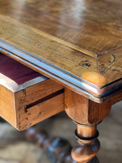 Table bureau en noyer ouvrant à un tiroir....