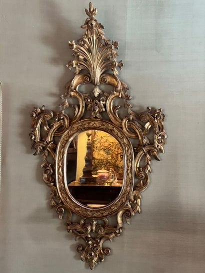 Paire de miroirs en bois doré de style italien...