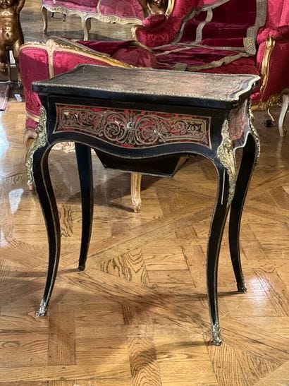 Table ouvrant par un tiroir en ceinture en...