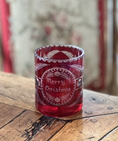 Verre teinté rouge inscrit Merry Christmas...
