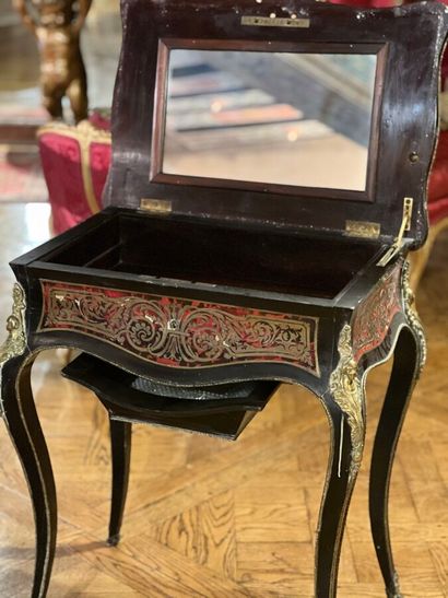 Table ouvrant par un tiroir en ceinture en...