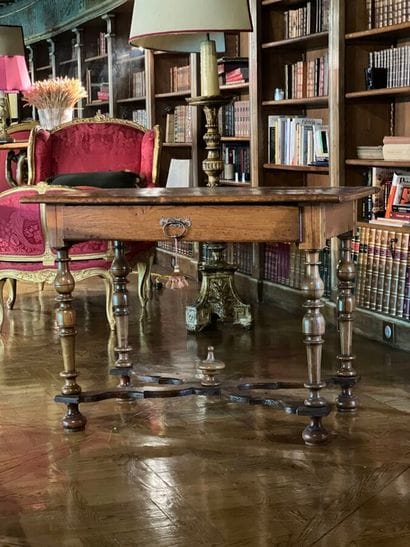 Table de style Louis XIII en bois naturel....