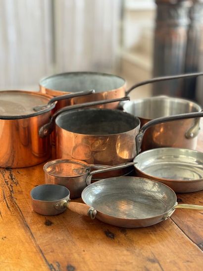 Lot comprenant six casseroles, deux poeles,...