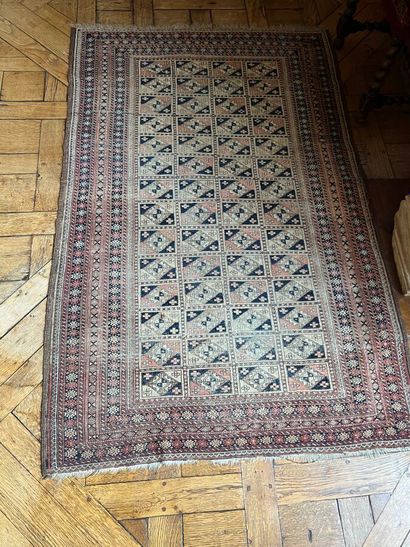 Oriental rug with red background, the border...
