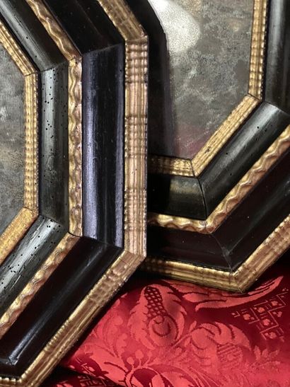 Paire de miroirs octogonaux en bois noirci...