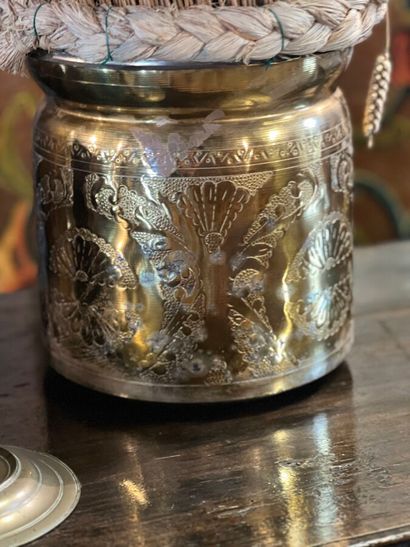 Pot en cuivre à décor de frises de végétaux...