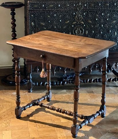 Table en noyer ouvrant par un tiroir en ceinture...