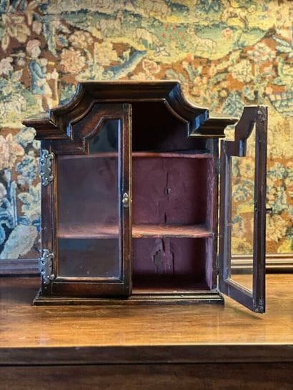Armoire vitrine miniature ouvrant à deux...