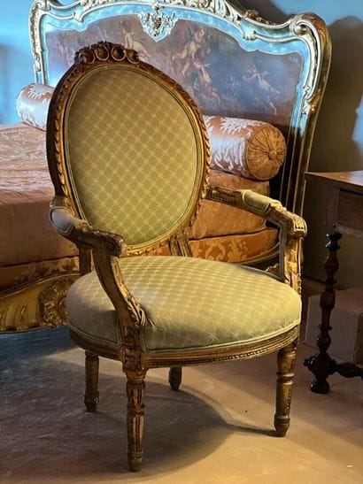Fauteuil en bois doré, mouluré et sculpté...