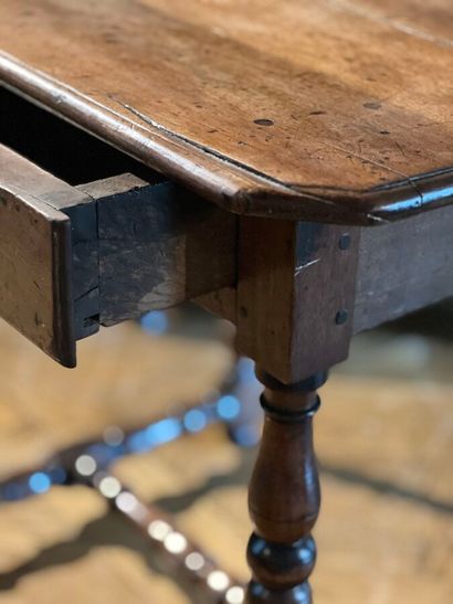 Table en noyer ouvrant par un tiroir en ceinture...