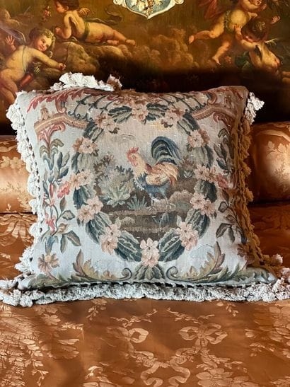 Coussin carré garni d'une tapisserie figurant...