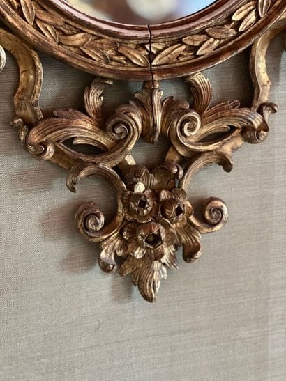 Paire de miroirs en bois doré de style italien...